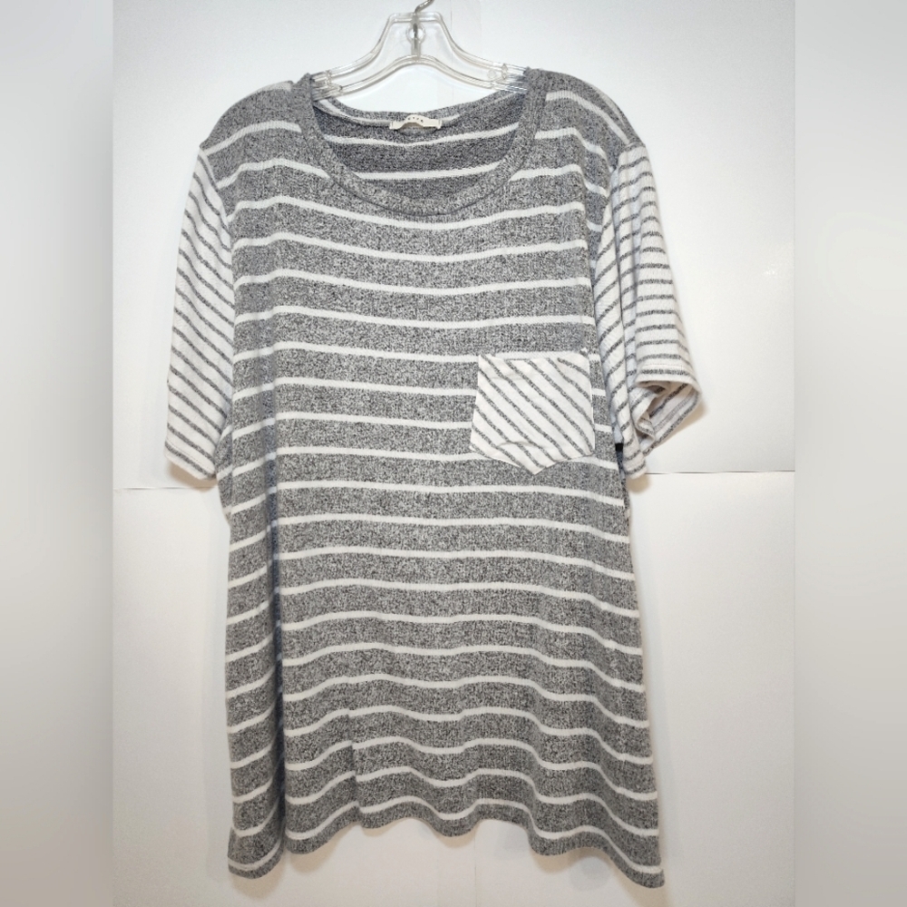 Entro Women's Striped Grey/White Top Size (2XL)